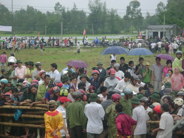 Hàng ngàn người dân từ khắp nơi đổ về chen lấn để vào được khu vực chọi trâu để xem